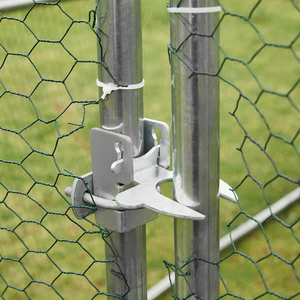 YODOLLA chicken coop with wire mesh